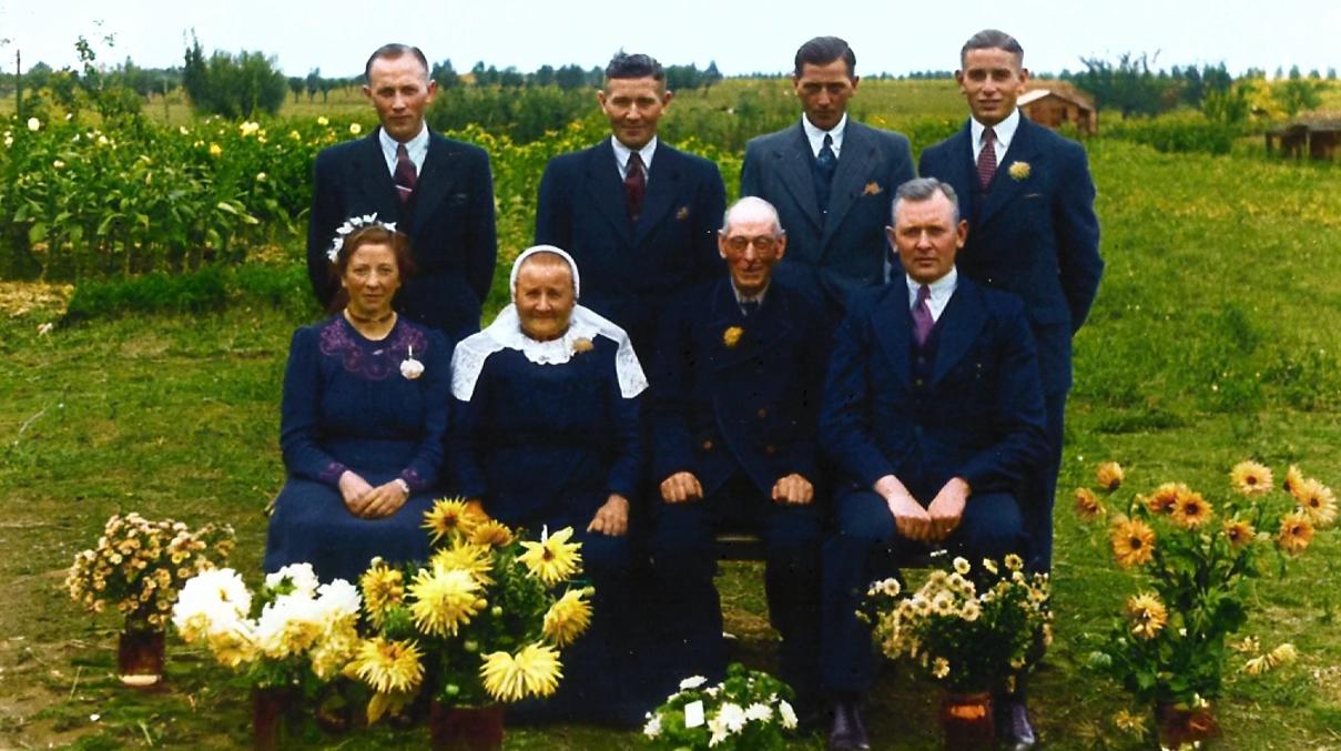 Groepsportret bij het 40-jarig huwelijk van Ap sr. en Dirkje, 1945, Westenbergstraat Wilsum