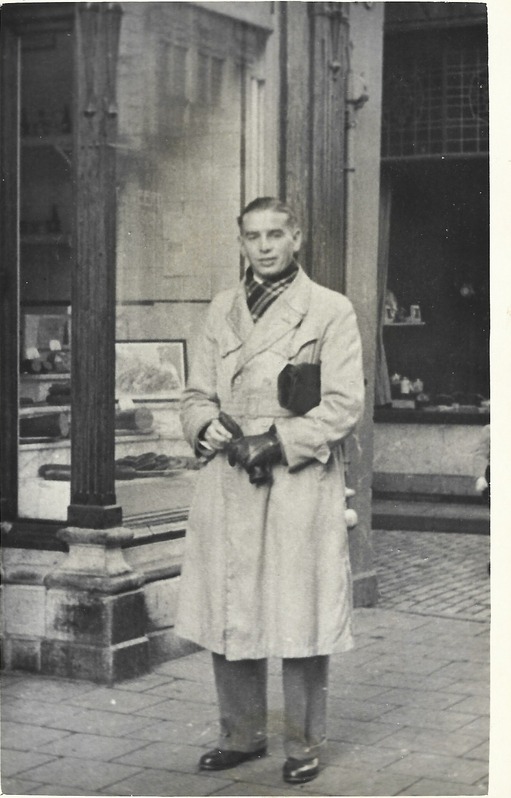 Jonge Albert in een Europese stad, ca. 1949